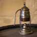 Su una mensolina sono riposti contenitori per olive e conserve, una pignatta per cucinare e un piatto da portata, nonch un antico prototipo di caffettiera datato 1890